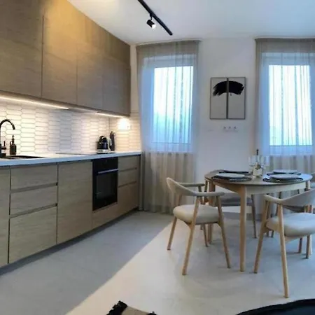 Helikon Apartment *